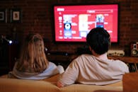 couple regarde la TV